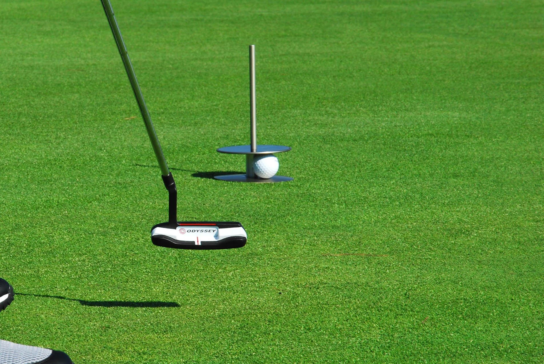 entrenar putt en campo de golf con hoyo portátil gravit putt 360